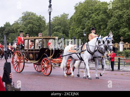 König Charles III. Und Königin Camilla in Scottish State Coach Trooping the Colour Color London 2024 Stockfoto