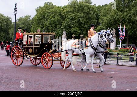 König Charles III. Und Königin Camilla in Scottish State Coach Trooping the Colour Color London 2024 Stockfoto