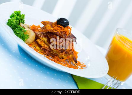 Karottenpasteten mit Karottensaft Stockfoto