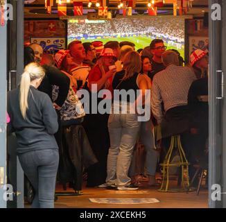 Fans von Brentwood Essex 16. Juni 2024 genießen das Spiel der Euros England in lokalen Pubs in Brentwood Essex unter strenger Polizeiarbeit. Credit: Ian Davidson/Alamy Live News Stockfoto