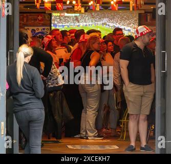 Fans von Brentwood Essex 16. Juni 2024 genießen das Spiel der Euros England in lokalen Pubs in Brentwood Essex unter strenger Polizeiarbeit. Credit: Ian Davidson/Alamy Live News Stockfoto