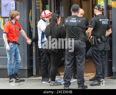 Fans von Brentwood Essex 16. Juni 2024 genießen das Spiel der Euros England in lokalen Pubs in Brentwood Essex unter strenger Polizeiarbeit. Credit: Ian Davidson/Alamy Live News Stockfoto