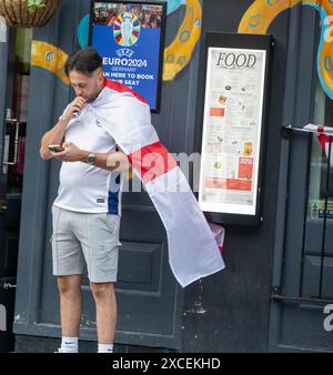 Fans von Brentwood Essex 16. Juni 2024 genießen das Spiel der Euros England in lokalen Pubs in Brentwood Essex unter strenger Polizeiarbeit. Credit: Ian Davidson/Alamy Live News Stockfoto