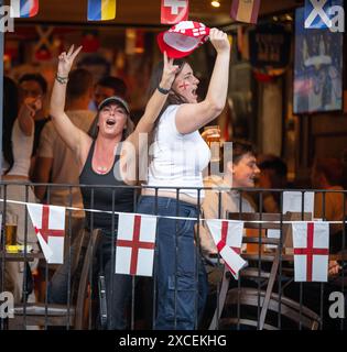 Fans von Brentwood Essex 16. Juni 2024 genießen das Spiel der Euros England in lokalen Pubs in Brentwood Essex unter strenger Polizeiarbeit. Credit: Ian Davidson/Alamy Live News Stockfoto