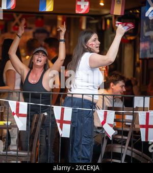 Fans von Brentwood Essex 16. Juni 2024 genießen das Spiel der Euros England in lokalen Pubs in Brentwood Essex unter strenger Polizeiarbeit. Credit: Ian Davidson/Alamy Live News Stockfoto