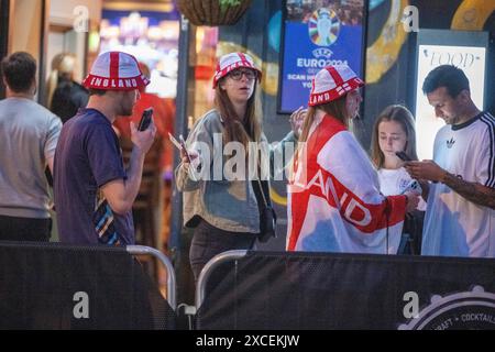 Fans von Brentwood Essex 16. Juni 2024 genießen das Spiel der Euros England in lokalen Pubs in Brentwood Essex unter strenger Polizeiarbeit. Credit: Ian Davidson/Alamy Live News Stockfoto