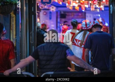 Fans von Brentwood Essex 16. Juni 2024 genießen das Spiel der Euros England in lokalen Pubs in Brentwood Essex unter strenger Polizeiarbeit. Credit: Ian Davidson/Alamy Live News Stockfoto