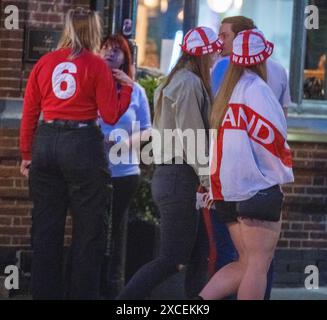 Fans von Brentwood Essex 16. Juni 2024 genießen das Spiel der Euros England in lokalen Pubs in Brentwood Essex unter strenger Polizeiarbeit. Credit: Ian Davidson/Alamy Live News Stockfoto