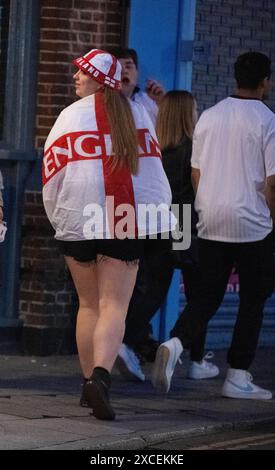 Fans von Brentwood Essex 16. Juni 2024 genießen das Spiel der Euros England in lokalen Pubs in Brentwood Essex unter strenger Polizeiarbeit. Credit: Ian Davidson/Alamy Live News Stockfoto