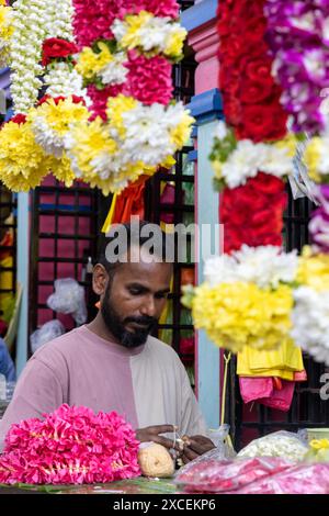 Kuala Lumpur, Malaysia – 9. Februar 2024: Blumenmarkt mit Blumenangeboten und Girlanden in Little India in Kuala Lumpur, Malaysia. Stockfoto