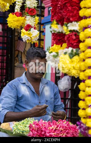 Kuala Lumpur, Malaysia – 9. Februar 2024: Blumenmarkt mit Blumenangeboten und Girlanden in Little India in Kuala Lumpur, Malaysia. Stockfoto