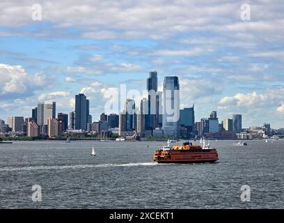 Eine Pendlerfähre überquert die Gewässer vor Bay Ridge, Brooklyn, mit einem Hintergrundblick auf Manhattans Finanzviertel. -03 Stockfoto