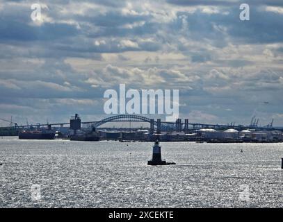 Die Bayonne Bridge verbindet Bayonne, New Jersey, und Richmond (Staten Island), von Brooklyn aus gesehen am Fuße des Hudson River. -01 Stockfoto