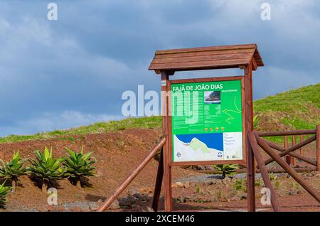 Aussichtspunkt und Erholungsgebiet mit Schaukel auf dem Gipfel von Faja de Joao Dias. São Jorge-Insel Azoren-Portugal Stockfoto