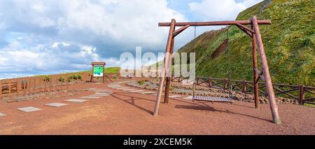 Aussichtspunkt und Erholungsgebiet mit Schaukel auf dem Gipfel von Faja de Joao Dias. São Jorge-Insel Azoren-Portugal. Stockfoto