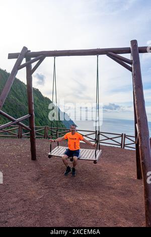 Aussichtspunkt und Erholungsgebiet mit Schaukel auf dem Gipfel von Faja de Joao Dias. São Jorge-Insel Azoren-Portugal. Stockfoto