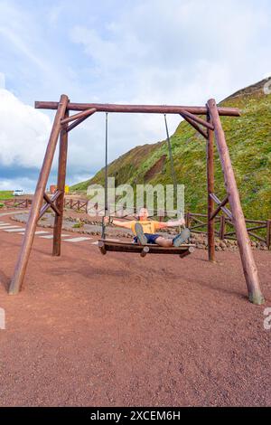 Aussichtspunkt und Erholungsgebiet mit Schaukel auf dem Gipfel von Faja de Joao Dias. São Jorge-Insel Azoren-Portugal. Stockfoto