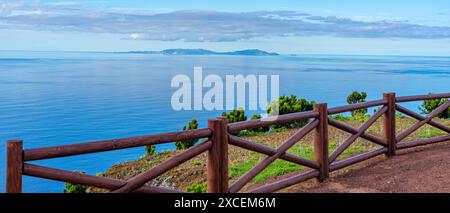 Landschaft zur Insel Graciosa durch den Aussichtspunkt und Erholungsgebiet mit Schaukel auf der Spitze von Faja de Joao Dias. Stockfoto