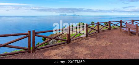 Landschaft zur Insel Graciosa durch den Aussichtspunkt und Erholungsgebiet mit Schaukel auf der Spitze von Faja de Joao Dias. Stockfoto