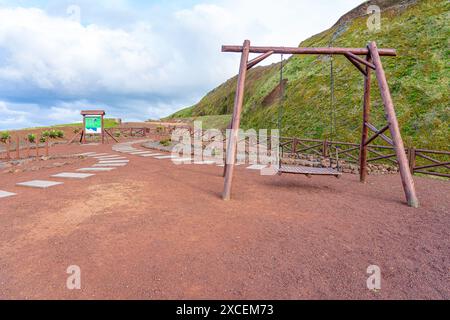 Aussichtspunkt und Erholungsgebiet mit Schaukel auf dem Gipfel von Faja de Joao Dias. São Jorge-Insel Azoren-Portugal. Stockfoto