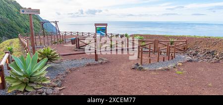 Aussichtspunkt und Erholungsgebiet mit Schaukel auf dem Gipfel von Faja de Joao Dias. São Jorge-Insel Azoren-Portugal. Stockfoto