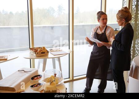 Speisesaal. Baskisches Kulinarisches Zentrum. Fakultät für Gastronomie und ein Zentrum für Forschung und Innovation in der Lebensmittel- und Gastronomie. Mondragón Univer Stockfoto