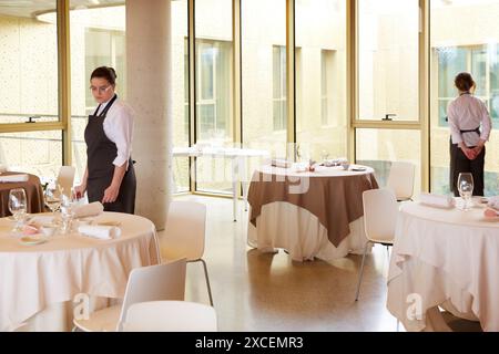 Speisesaal. Baskisches Kulinarisches Zentrum. Fakultät für Gastronomie und ein Zentrum für Forschung und Innovation in der Lebensmittel- und Gastronomie. Mondragón Univer Stockfoto