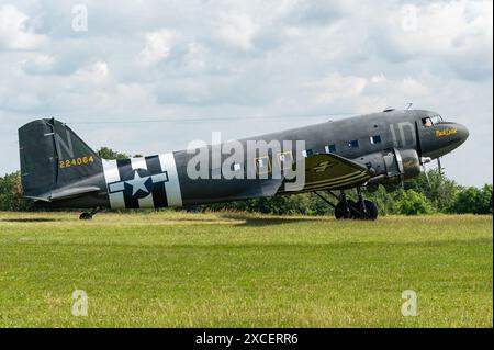 Das legendäre militärische Transportflugzeug Douglas C-47 Skytrain. Es war eines der beliebtesten Transportflugzeuge des Zweiten Weltkriegs Stockfoto