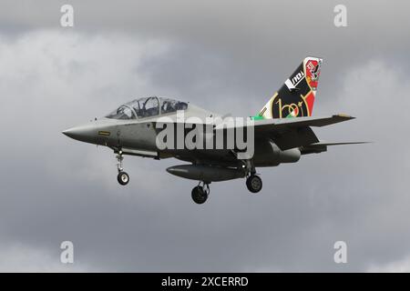 CSX55223, ein Leonardo T-346A Master, der von der italienischen Luftwaffe (Aeronautica Militare) betrieben wird, traf bei der RAF Fairford in Gloucestershire ein, um an der Royal International Air Tattoo 2023 (RIAT23) teilzunehmen. Die Heckflosse des Flugzeugs trägt ein Sonderkonzept zum 100. Jahrestag der Gründung der italienischen Luftwaffe. Stockfoto