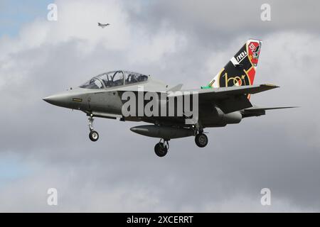 CSX55223, ein Leonardo T-346A Master, der von der italienischen Luftwaffe (Aeronautica Militare) betrieben wird, traf bei der RAF Fairford in Gloucestershire ein, um an der Royal International Air Tattoo 2023 (RIAT23) teilzunehmen. Die Heckflosse des Flugzeugs trägt ein Sonderkonzept zum 100. Jahrestag der Gründung der italienischen Luftwaffe. Stockfoto