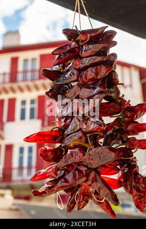 Piment d'Espelette, getrocknete rote heiße Chilischoten aus dem Dorf Espelette im Baskenland in den Bergen, Frankreich, Gewürz, französische Gewürze Stockfoto