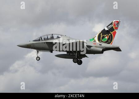 CSX55223, ein Leonardo T-346A Master, der von der italienischen Luftwaffe (Aeronautica Militare) betrieben wird, traf bei der RAF Fairford in Gloucestershire ein, um an der Royal International Air Tattoo 2023 (RIAT23) teilzunehmen. Die Heckflosse des Flugzeugs trägt ein Sonderkonzept zum 100. Jahrestag der Gründung der italienischen Luftwaffe. Stockfoto