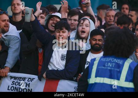 Central Park, Brighton, Großbritannien. Fans im Euro-Fan-Park, 4theFans, Central Park, Brighton im Serbien-gegen-England-Fan-Park Brighton. David Smith/Alamy 25. Juni 2024 Stockfoto