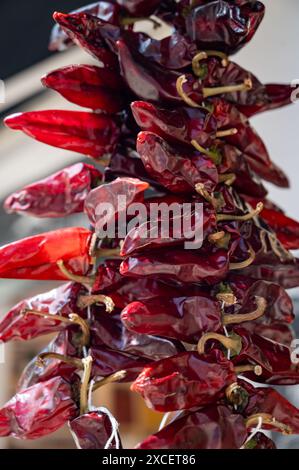 Piment d'Espelette, getrocknete rote heiße Chilischoten aus dem Dorf Espelette im Baskenland in den Bergen, Frankreich, Gewürz, französische Gewürze Stockfoto