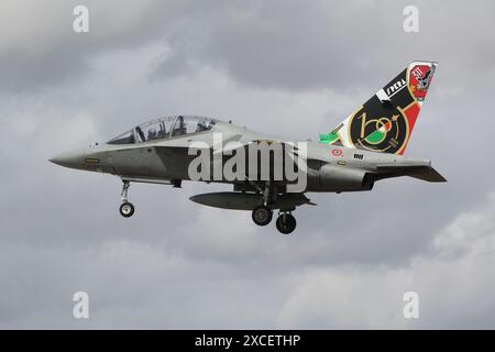 CSX55223, ein Leonardo T-346A Master, der von der italienischen Luftwaffe (Aeronautica Militare) betrieben wird, traf bei der RAF Fairford in Gloucestershire ein, um an der Royal International Air Tattoo 2023 (RIAT23) teilzunehmen. Die Heckflosse des Flugzeugs trägt ein Sonderkonzept zum 100. Jahrestag der Gründung der italienischen Luftwaffe. Stockfoto