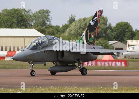 CSX55223, ein Leonardo T-346A Master, der von der italienischen Luftwaffe (Aeronautica Militare) betrieben wird, traf bei der RAF Fairford in Gloucestershire ein, um an der Royal International Air Tattoo 2023 (RIAT23) teilzunehmen. Die Heckflosse des Flugzeugs trägt ein Sonderkonzept zum 100. Jahrestag der Gründung der italienischen Luftwaffe. Stockfoto