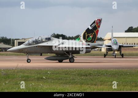 CSX55223, ein Leonardo T-346A Master, der von der italienischen Luftwaffe (Aeronautica Militare) betrieben wird, traf bei der RAF Fairford in Gloucestershire ein, um an der Royal International Air Tattoo 2023 (RIAT23) teilzunehmen. Die Heckflosse des Flugzeugs trägt ein Sonderkonzept zum 100. Jahrestag der Gründung der italienischen Luftwaffe. Stockfoto