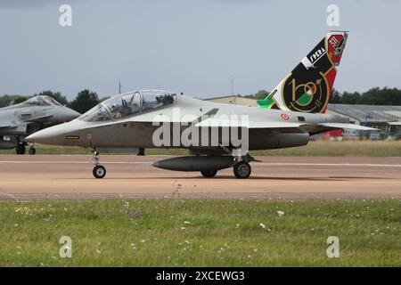 CSX55223, ein Leonardo T-346A Master, der von der italienischen Luftwaffe (Aeronautica Militare) betrieben wird, traf bei der RAF Fairford in Gloucestershire ein, um an der Royal International Air Tattoo 2023 (RIAT23) teilzunehmen. Die Heckflosse des Flugzeugs trägt ein Sonderkonzept zum 100. Jahrestag der Gründung der italienischen Luftwaffe. Stockfoto