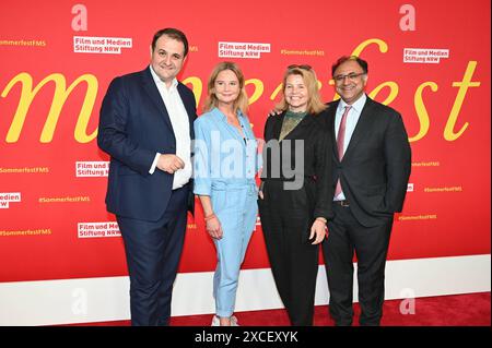 Medienminster NRW Nathanael Liminski, Schauspielerin Annette Frier und ihre Schwester Sabine Frier, und Geschäftsführer Medienstiftung NRW Walid Nakschbandi l-r, kommt zum Sommerfest 2024 der Film- und Medienstiftung NRW, dem jährlichen Branchentreff der Film- und Medienbranche in der Wolkenburg *** NRW Medienminister Nathanael Liminski, die Schauspielerin Annette Frier und ihre Schwester Sabine Frier sowie die Geschäftsführerin der Medienstiftung NRW Walid Nakschbandi l r kommen zum Sommer-Festival 2024 der Film- und Medienstiftung NRWs, dem jährlichen Branchentreff für die Film- und Medienbranche in der Stockfoto