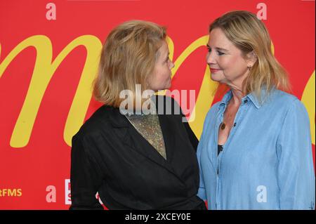 Schauspielerin Annette Frier und ihre Schwester Sabine Frier, l-r, kommt zum Sommerfest 2024 der Film- und Medienstiftung NRW, dem jährlichen Branchentreff der Film- und Medienbranche in der Wolkenburg *** Schauspielerin Annette Frier und ihre Schwester Sabine Frier, l-r, besuchen das Film- und Medienstiftung NRW Summer Festival 2024, das jährliche Branchentreffen für die Film- und Medienindustrie in der Wolkenburg Stockfoto