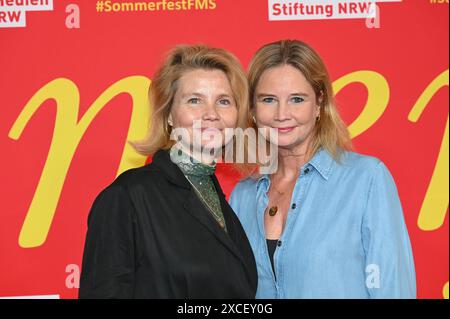 Schauspielerin Annette Frier und ihre Schwester Sabine Frier, l-r, kommt zum Sommerfest 2024 der Film- und Medienstiftung NRW, dem jährlichen Branchentreff der Film- und Medienbranche in der Wolkenburg *** Schauspielerin Annette Frier und ihre Schwester Sabine Frier, l-r, besuchen das Film- und Medienstiftung NRW Summer Festival 2024, das jährliche Branchentreffen für die Film- und Medienindustrie in der Wolkenburg Stockfoto