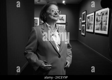 Die Fotografin Cristina Garcia Rodero posiert bei der Eröffnung ihrer Ausstellung „Hidden Spain“ im Circulo de Bellas Artes am 16. Mai 2024 in Madrid, Spanien mit: Cristina Garcia Rodero Where: Madrid, Spain When: 16 Mai 2024 Credit: Oscar Gonzalez/WENN Stockfoto