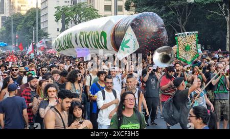 São Paulo SP Brazil 16. Juni 2024 Menschen nehmen an einem marsch Teil, der die Legalisierung von Cannabis in Sao Paulo, Brasilien, fordert, 16. Juni 2024. Foto FAGA/SIPA USA Credit: SIPA USA/Alamy Live News Stockfoto