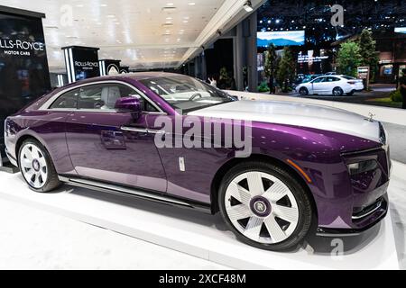New York City, USA - 27. März 2024: Rollt Royce Spectre Luxusauto auf der New York International Auto Show, seitliche Eckansicht Stockfoto