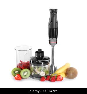 Stabmixer-Kit, frisches Obst und Erdbeeren isoliert auf weiß Stockfoto