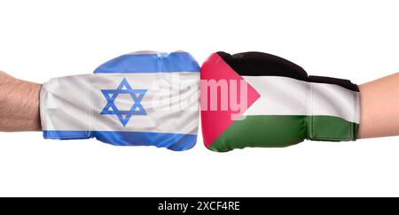 Politischer Konflikt. Männer in Boxhandschuhen mit Fahnen von Israel und Palästina kämpfen auf weißem Hintergrund, Nahaufnahme Stockfoto