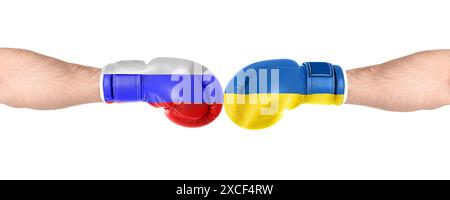 Politischer Konflikt. Männer in Boxhandschuhen mit Fahnen von Russland und der Ukraine kämpfen auf weißem Hintergrund, Nahaufnahme Stockfoto