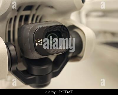 Helle Kamera mit F 1,7 Objektiv auf einer DJI Mavic Drohne, Makrodetails, extreme Nahaufnahme, niemand, große Blende. Drohnen mit Videoaufzeichnung für Verbraucher einfaches Konzept, n Stockfoto