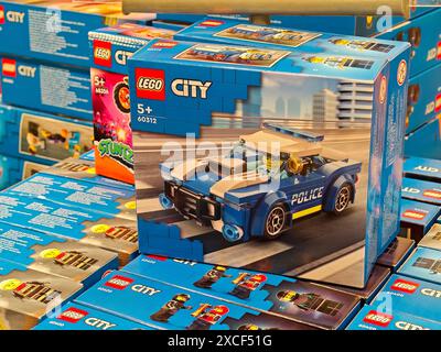 LEGO CITY Set Boxen, LEGO Polizei Auto Set Box Spielzeug im Ladeninneren, Objektdetails, Nahaufnahme, niemand. Kreatives Spielzeug für Kinder Stockfoto