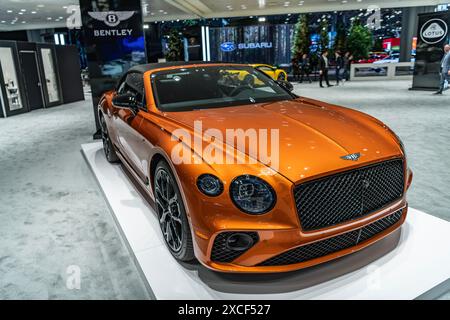 New York City, USA - 27. März 2024: Bentley Continental GT Luxusauto auf der New York International Auto Show, Eckansicht Stockfoto